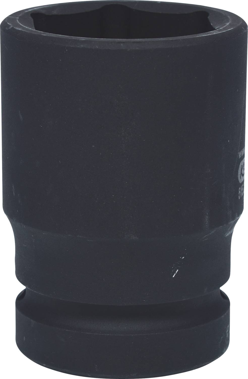 Eine schwarze Stecknuss aus Metall, zylindrisch geformt, vor weißem Hintergrund. Dient zum Lösen oder Festziehen von Muttern und Schrauben.