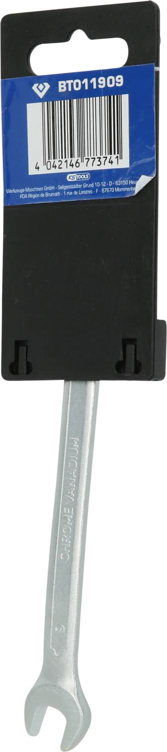 Ein Schraubenschlüssel mit blauem Etikett zeigt eine Artikelnummer und einen Barcode.