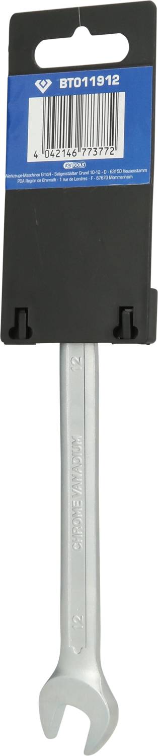 Ein Gabelschlüssel hängend an einer Verpackung mit Barcode, Produktnummer 'BT011912'.