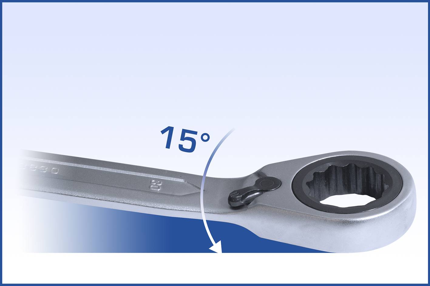 Ein verstellbarer Ringschlüssel, der in einem Winkel von 15 Grad geneigt ist, um seine Flexibilität bei der Arbeit an schwer zugänglichen Stellen zu verdeutlichen.