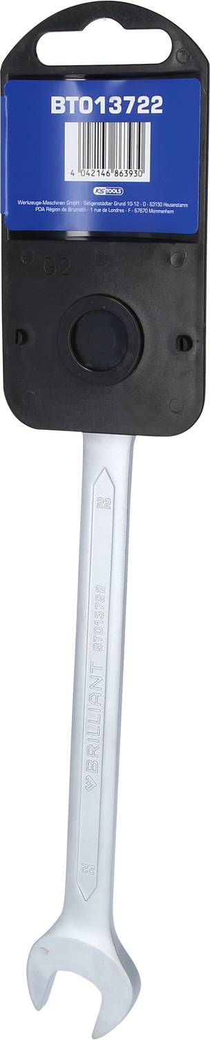 Ein silberfarbener Schraubenschlüssel in einer schwarzen Halterung mit blauer Etikette. Oben steht 'BT013722' und unten ist ein Barcode.