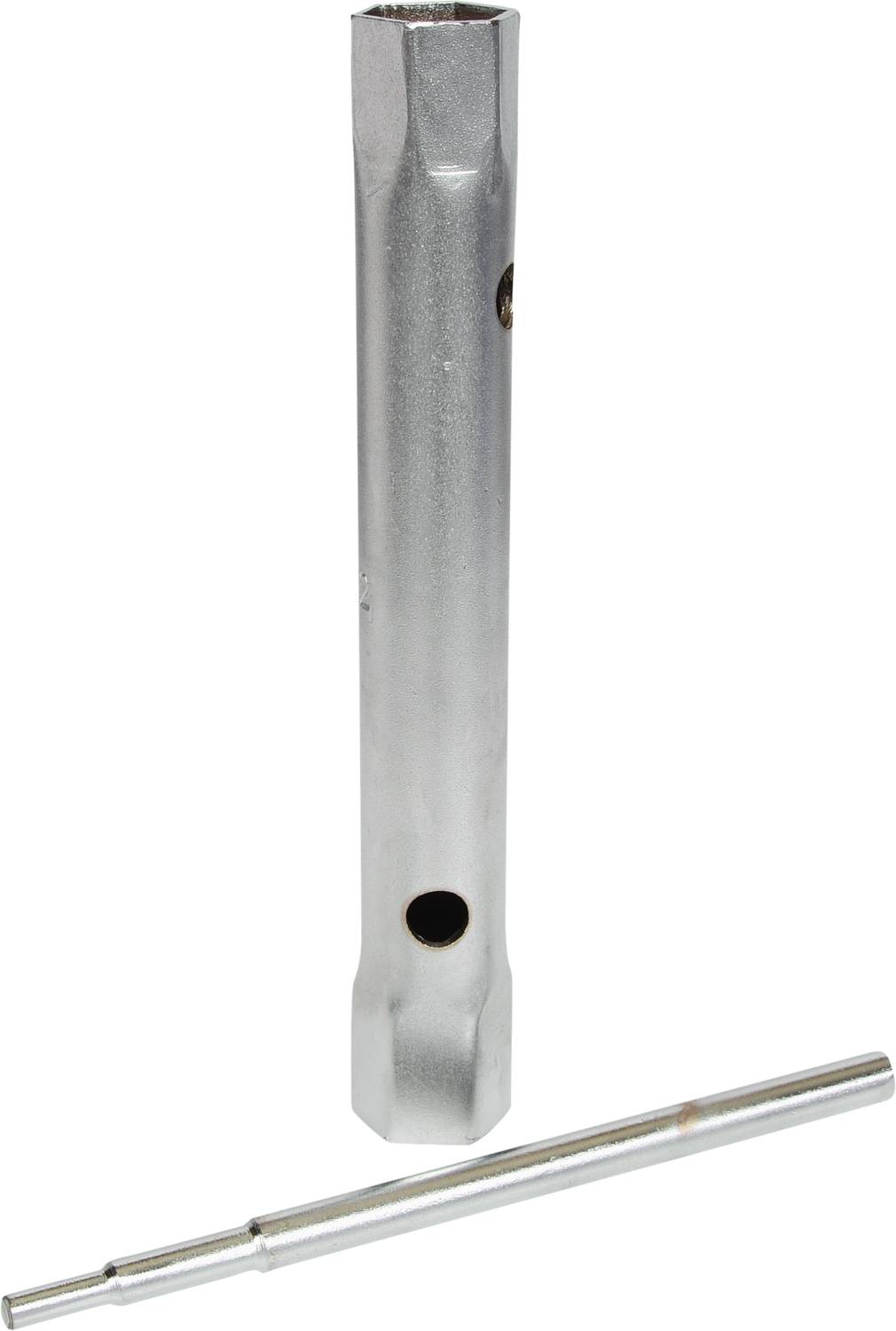 Ein silbernes Rohrwerkzeug und ein schmaler Stab liegen auf einem weißen Hintergrund.