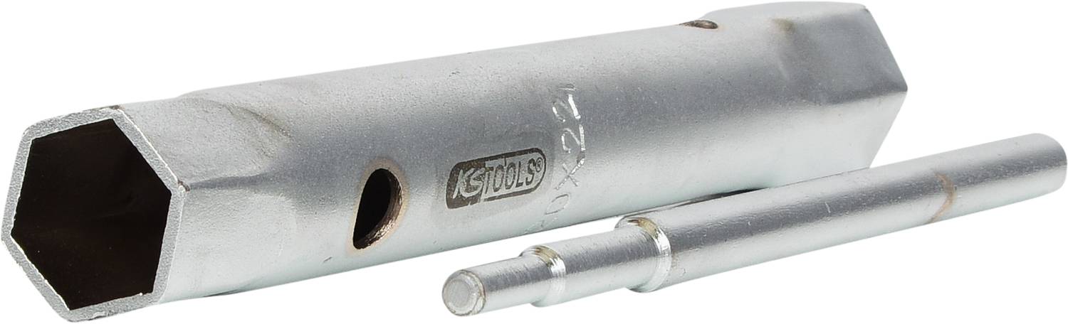 Ein silberner Zündkerzenschlüssel und Verlängerungsstange, benutzt zum Entfernen von Zündkerzen aus einem Motor.