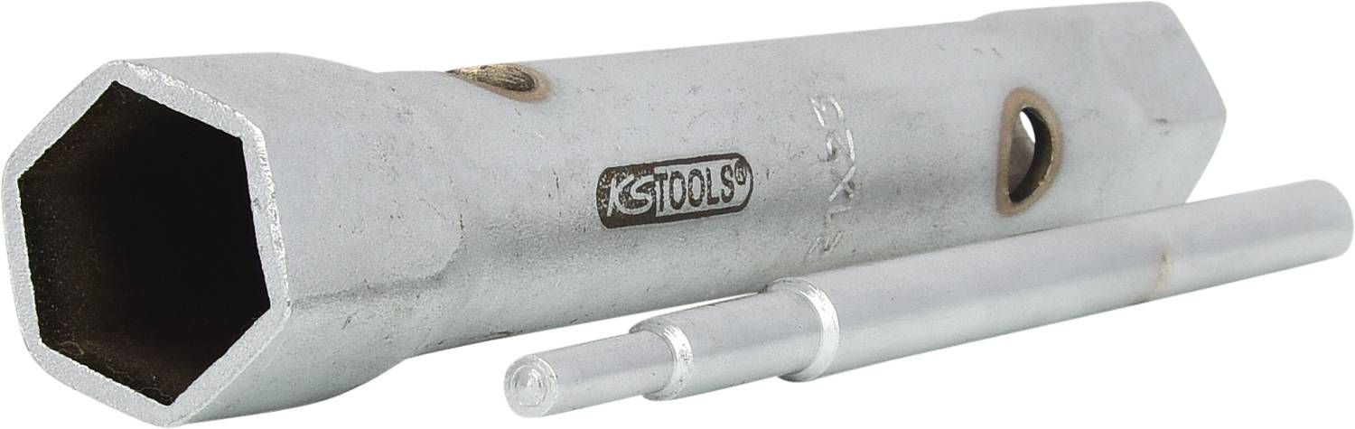 Ein silberner Zündkerzenschlüssel mit Griff, verwendet zum Entfernen oder Festziehen von Zündkerzen bei Fahrzeugen.