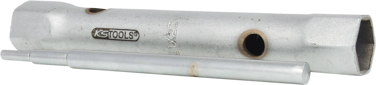 Zwei Werkzeuge aus Metall, ein Zündkerzenschlüssel und ein Verlängerungsstab, liegen nebeneinander auf einer weißen Fläche.