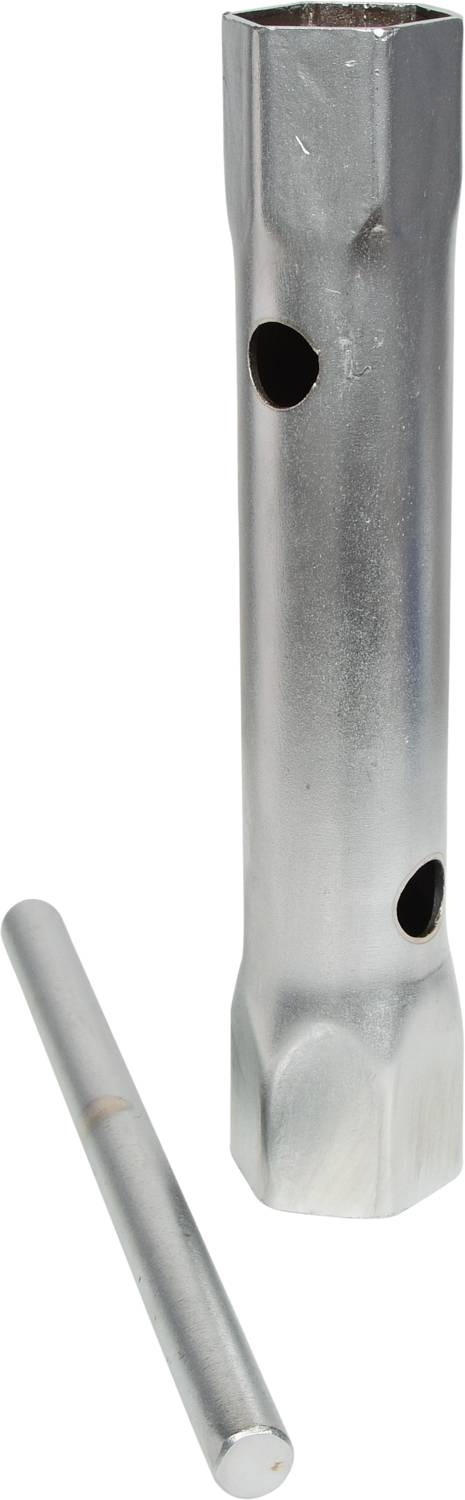 Ein silberner Zündkerzenschlüssel und eine passende Metallstange, die als Hebel dient, auf weißem Hintergrund.