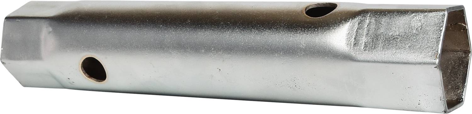 Ein silberner Zündkerzenschlüssel mit zwei Öffnungen an den Seiten, verwendet für die Reparatur und Wartung von Fahrzeugmotorteilen.