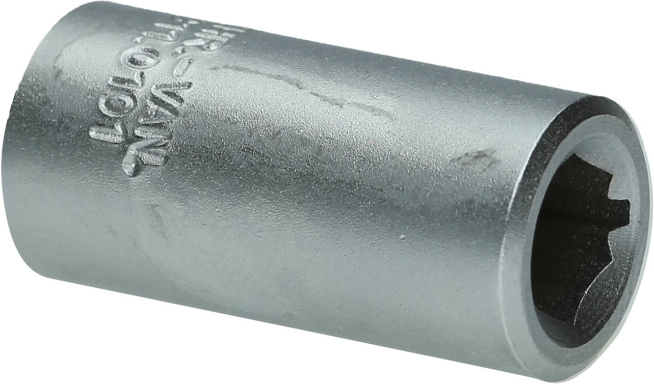 Metallische Stecknuss mit sechseckiger Öffnung, seitlich gravierte Schrift, für Schraubarbeiten im Werkstattbereich geeignet.