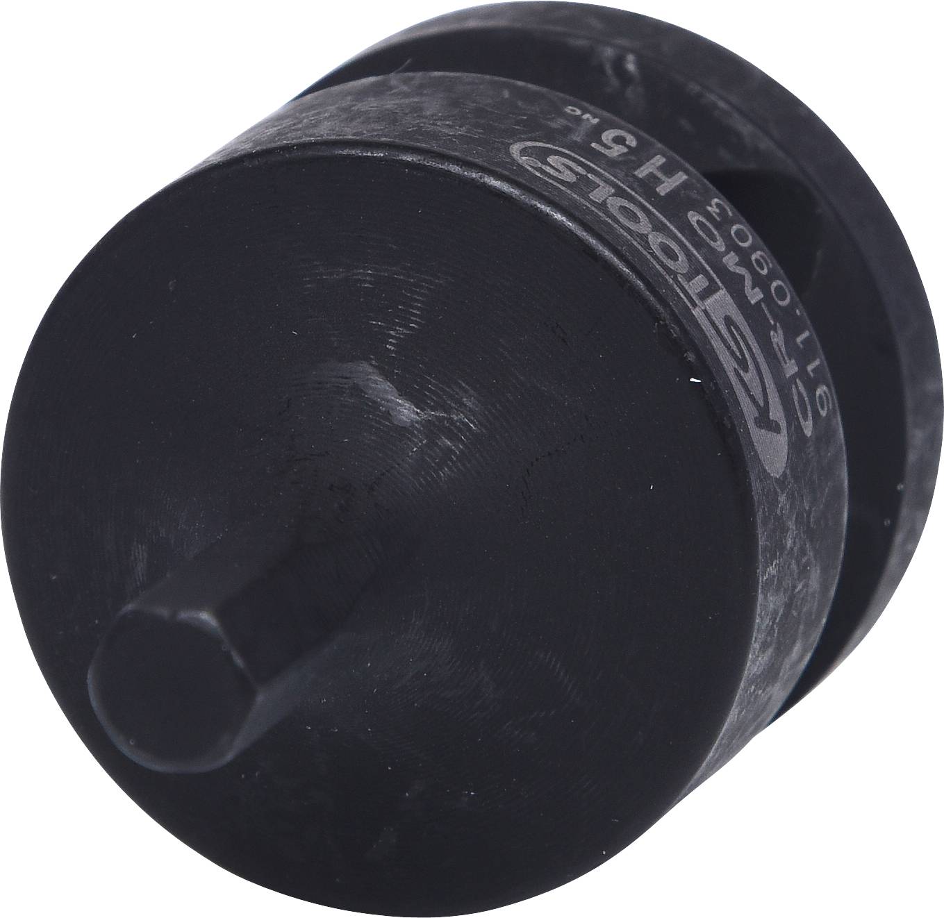 Ein schwarzes, zylindrisches Werkzeug mit einem sechseckigen Kopf. Die Oberfläche ist matt und trägt eine Gravur mit der Aufschrift 'KS Tools'.