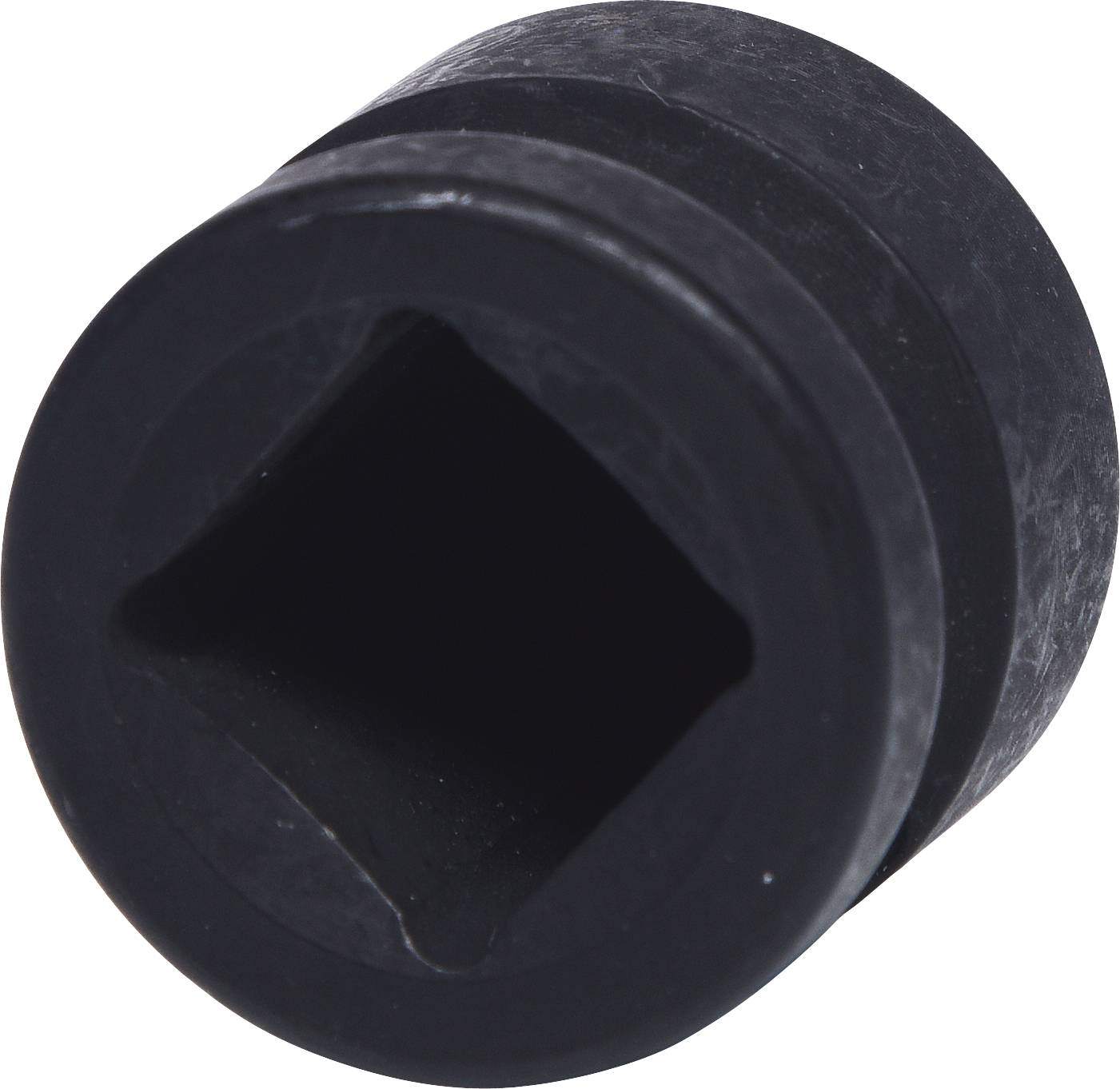 Ein schwarzer Gummi-Adapter mit quadratischer Öffnung, der zur Verbindung oder als Dichtung für mechanische Teile verwendet wird.