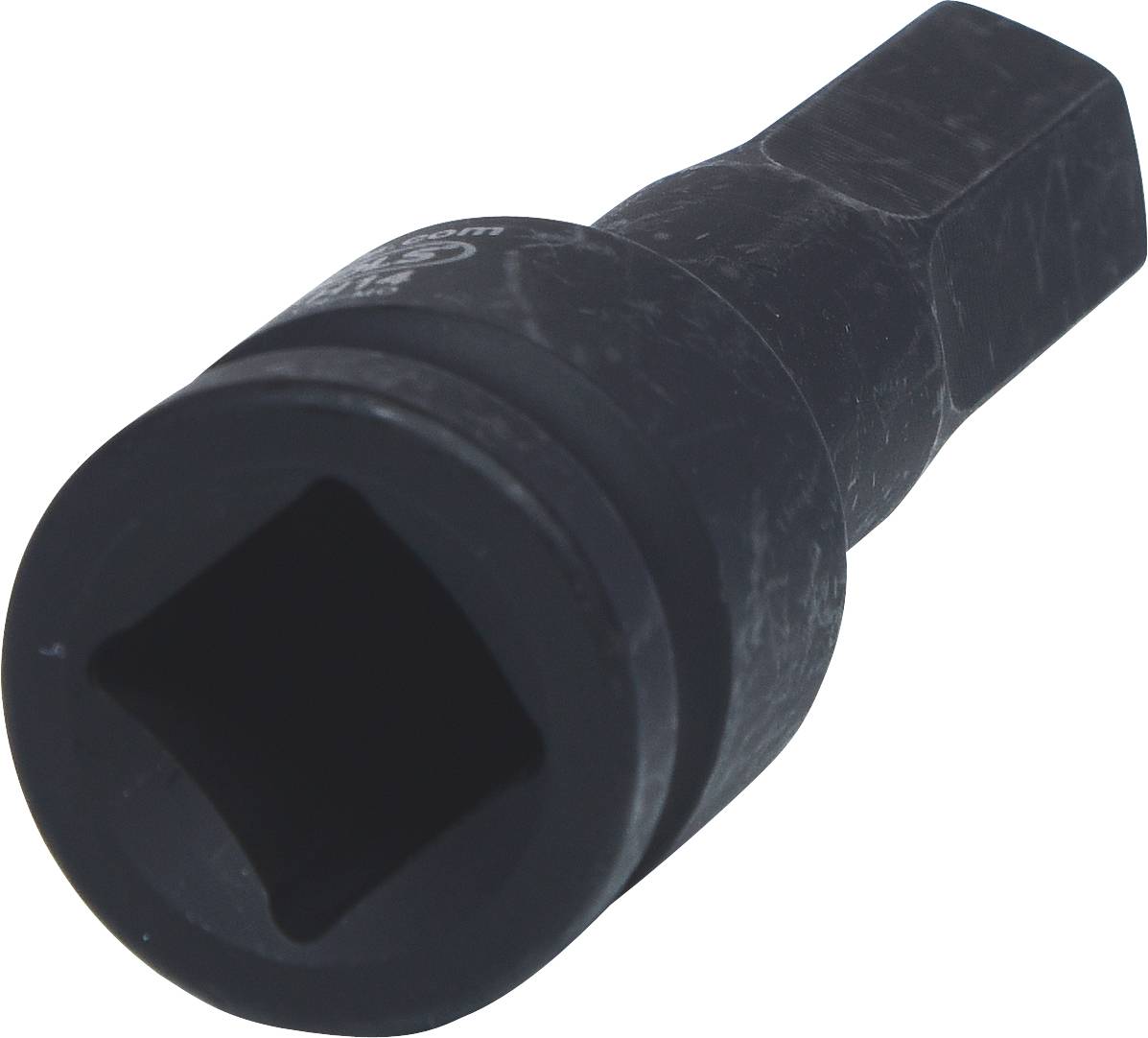 Ein schwarzer Schraubenschlüsselaufsatz mit quadratischer Öffnung, geeignet für Arbeiten mit Bolzen und Muttern.
