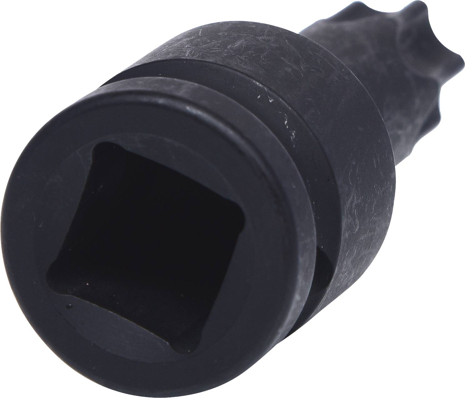 Ein schwarzes Werkzeugteil aus Metall mit einem quadratischen Hohlraum am Ende, möglicherweise ein Adapter oder eine Stecknuss.