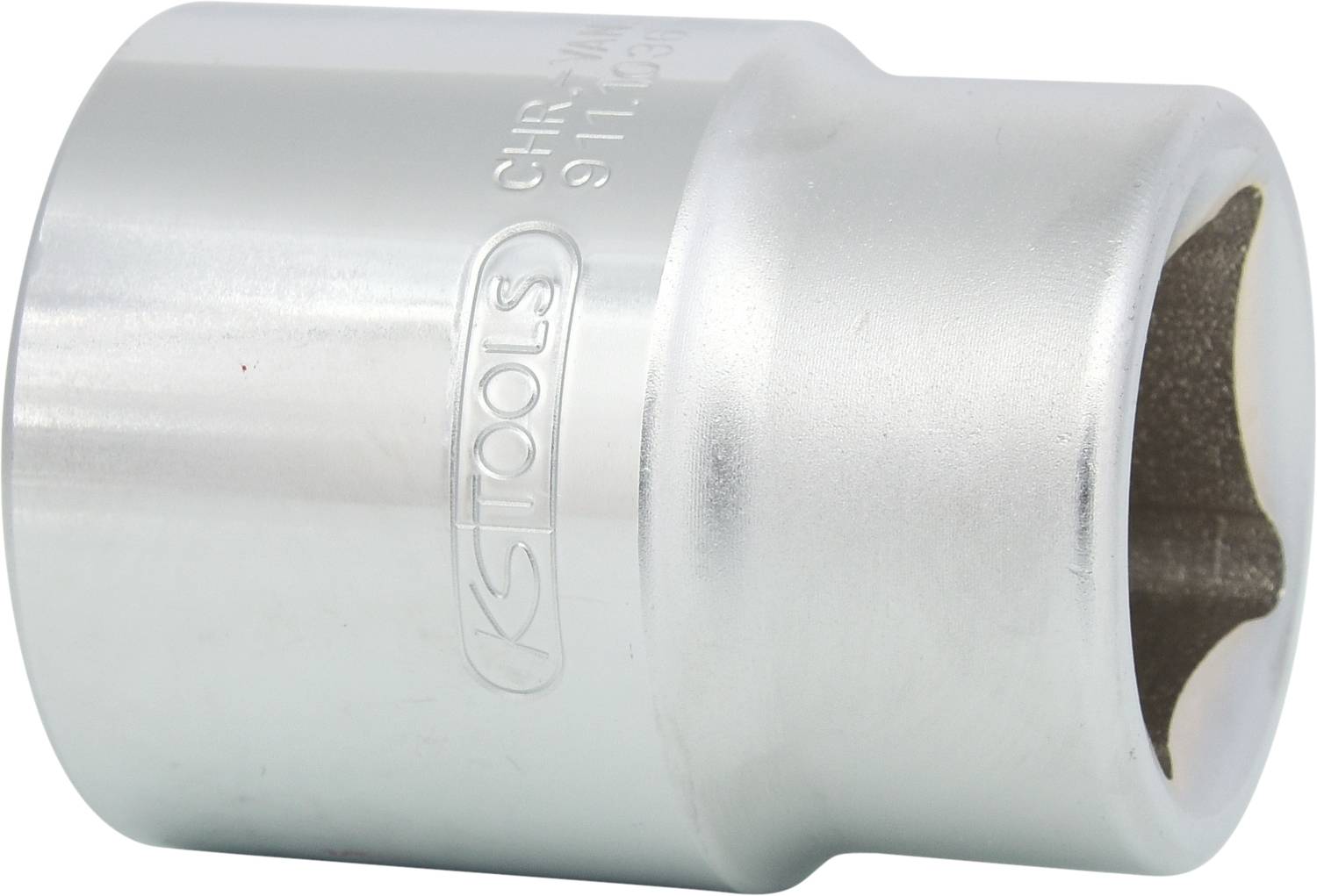 Eine silberne Stecknuss mit sechskantiger Öffnung, verwendet zur Befestigung an Steckschlüsseln für das Anziehen von Schrauben oder Muttern.