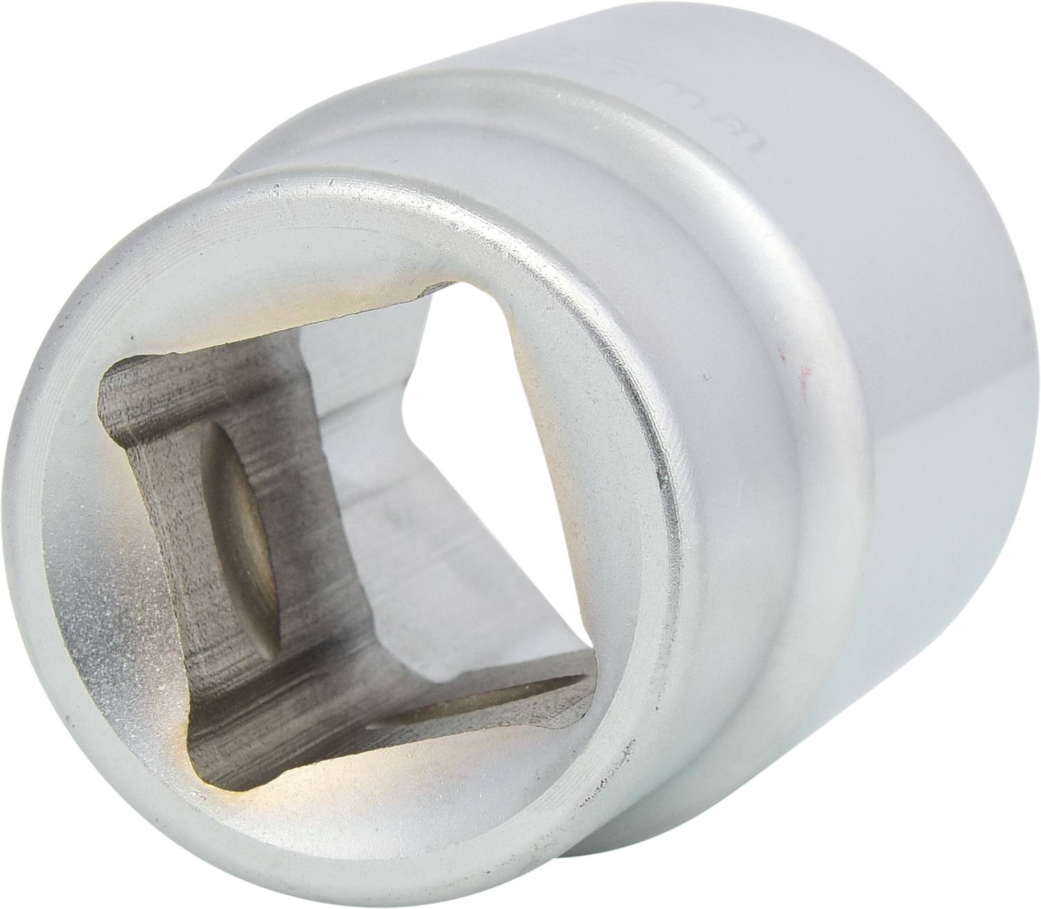 Ein silberfarbener Steckschlüsseleinsatz mit quadratischem Innenbereich, verwendet für Handwerkzeuge.