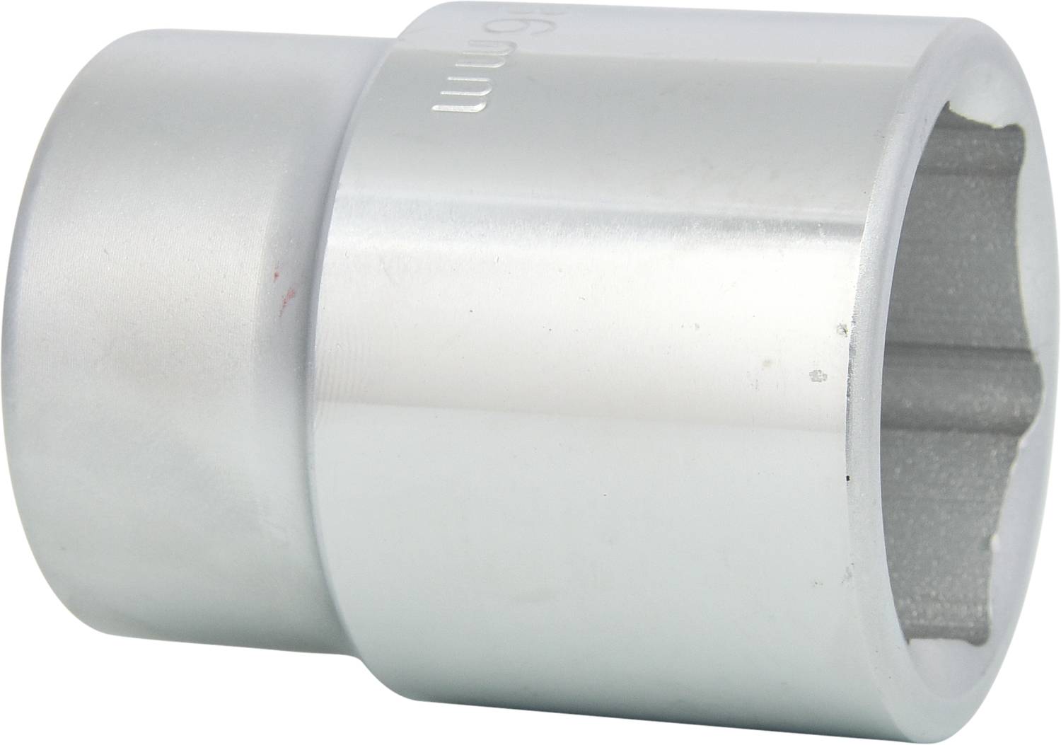 Ein silberner Steckschlüssel mit einer Sechskantöffnung, gekennzeichnet mit '16mm', verwendet zum Festziehen oder Lösen von Schrauben.