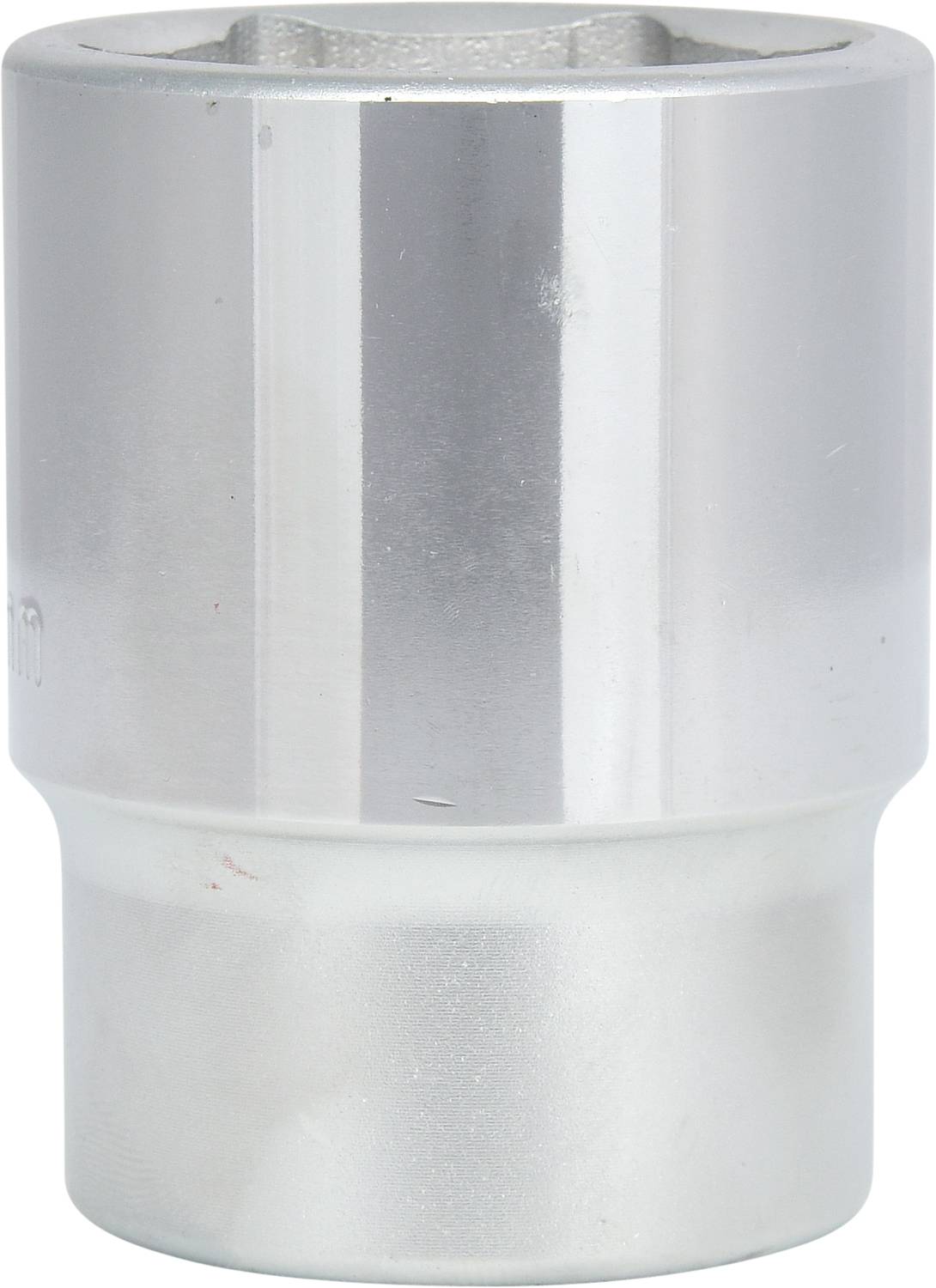 Metallische Steckschlüsseleinsatz, zylindrisch, glänzend, für Schraubarbeiten an Maschinen oder Fahrzeugen verwendet.
