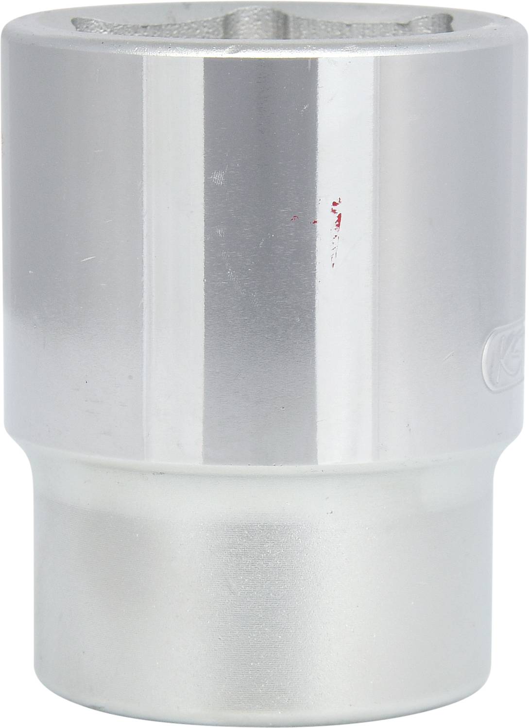 Metallische Stecknuss in zylindrischer Form, glänzend silberfarben, geeignet zur Anwendung mit einem Steckschlüssel für Reparaturarbeiten.