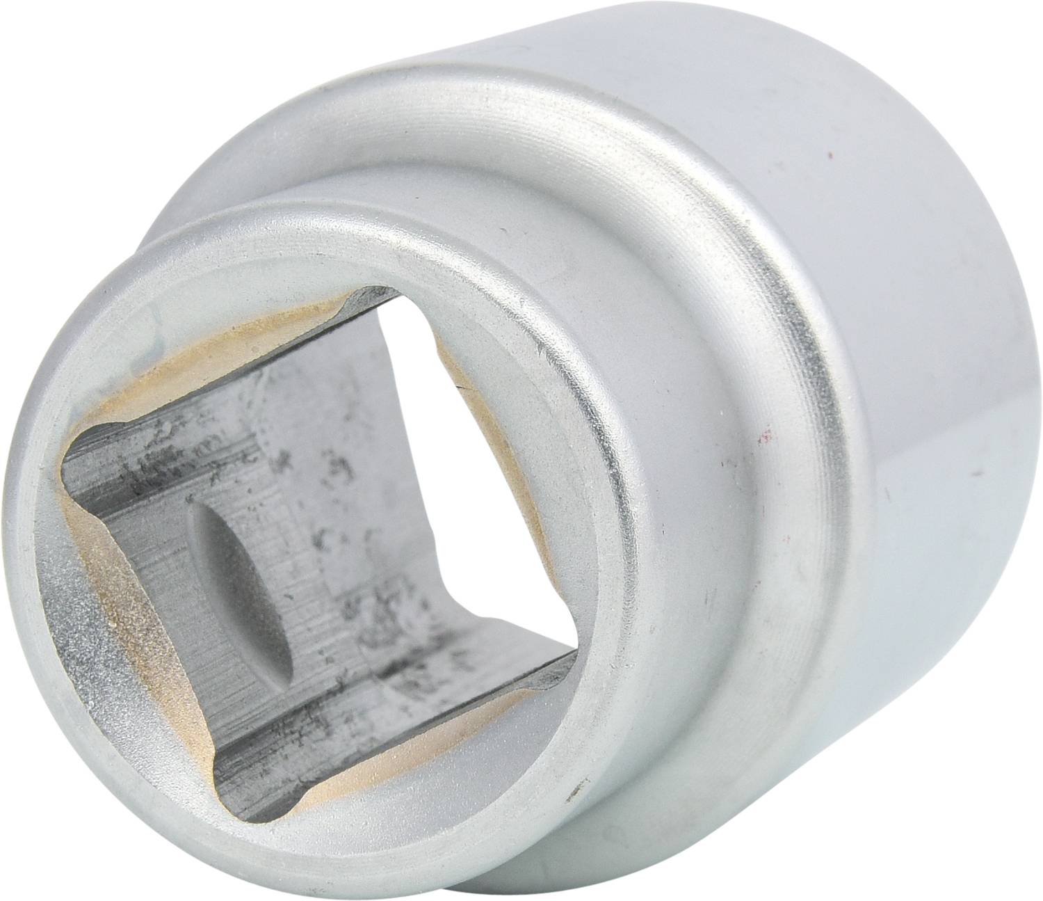 Silberne Stecknuss mit sechseckiger Öffnung, aus Metall, vor weißem Hintergrund.