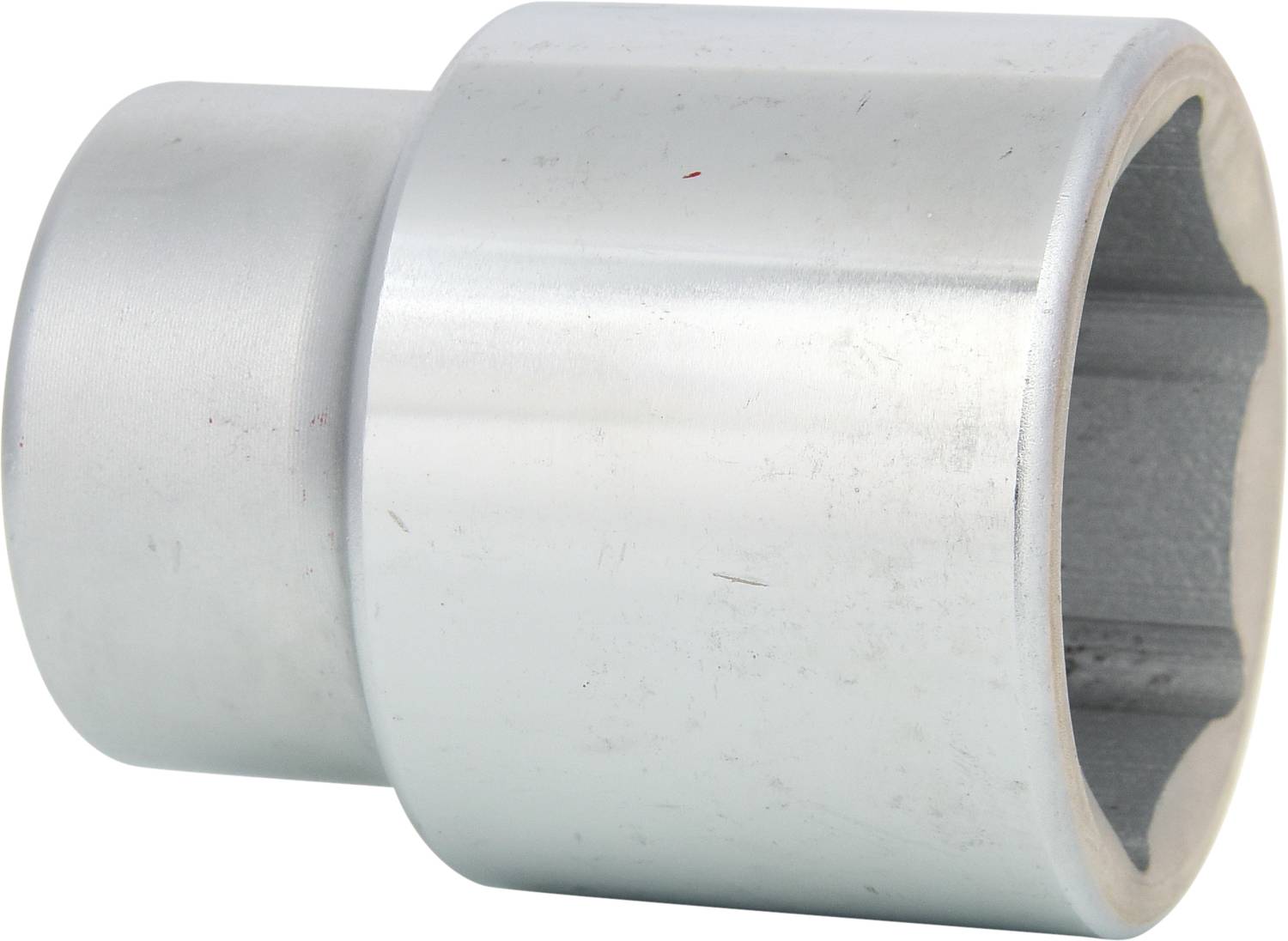 Silberfarbene Metallbuchse mit sechseckiger Innenseite, vermutlich ein Werkzeugteil zur Befestigung oder Demontage von Schrauben.