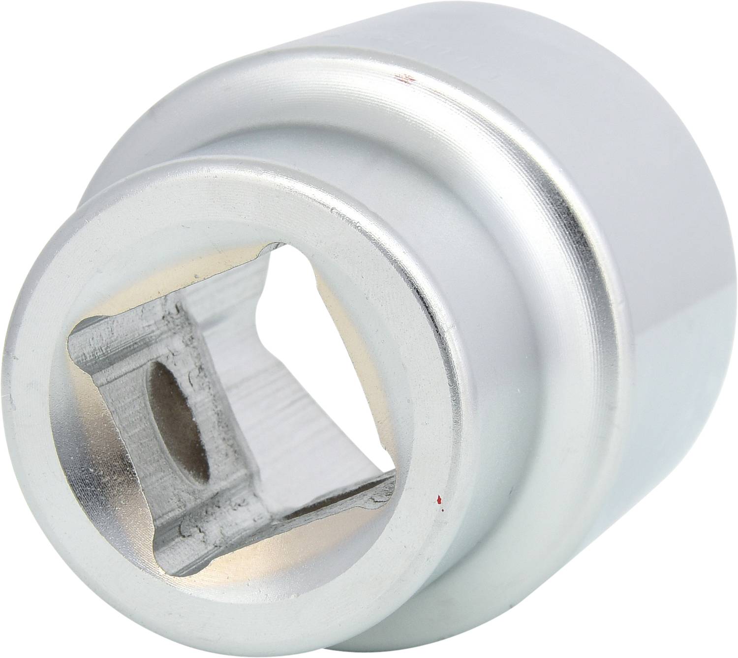 Silberne Metallhülsenbuchse mit quadratischer Öffnung auf weißem Hintergrund. Sie hat glatte, glänzende Oberflächen.