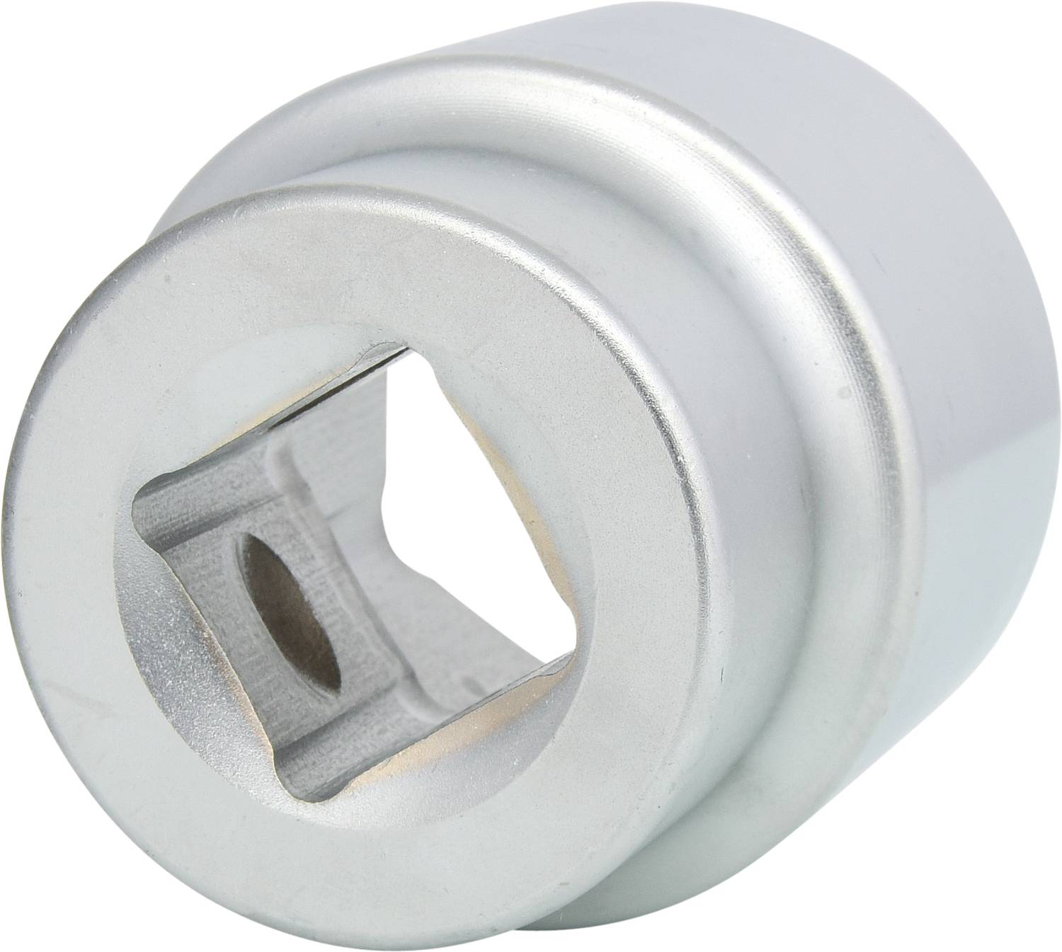 Ein silbernes, zylindrisches Metallwerkzeug mit quadratischer Öffnung, möglicherweise ein Steckschlüsselaufsatz für Reparaturen.