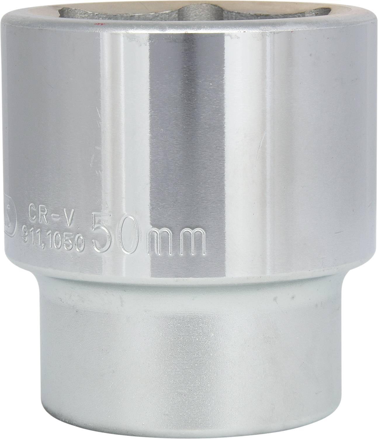 Eine silberne Stecknuss aus Metall mit eingeprägter Aufschrift '50mm'. Verwendet zum Anziehen oder Lösen von Schraubenmuttern.