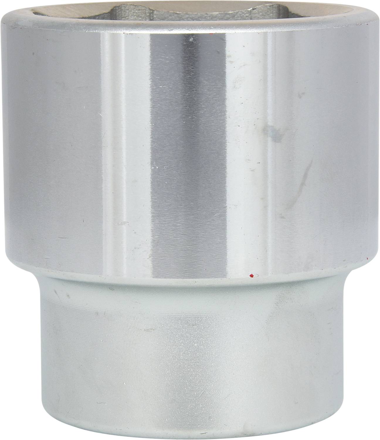 Eine silberne, zylindrische Stecknuss, oben breiter als unten. Sie wirkt glatt und metallisch, wahrscheinlich für handwerkliche Zwecke.