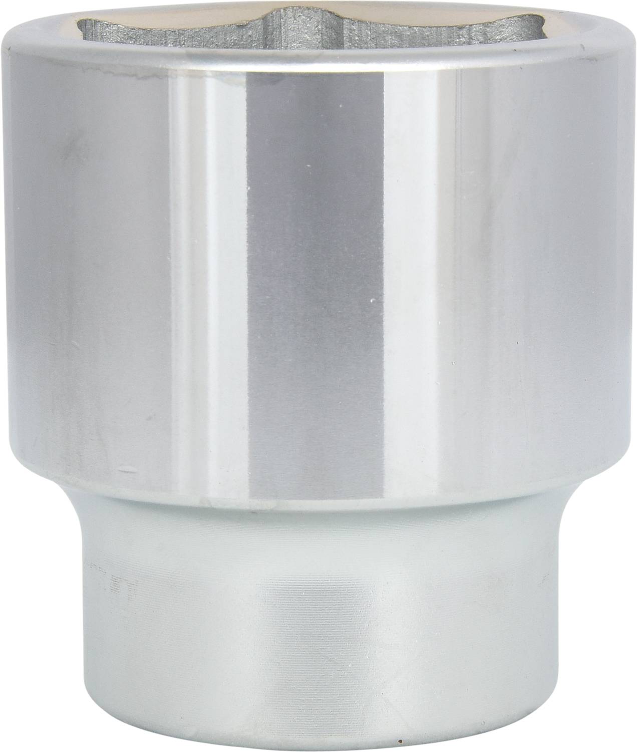 Silberne, zylindrische Metallbuchse, wahrscheinlich ein Werkzeugaufsatz. Glänzende Oberfläche, einseitig geöffnet. Geeignet zum Greifen von Muttern oder Schrauben.