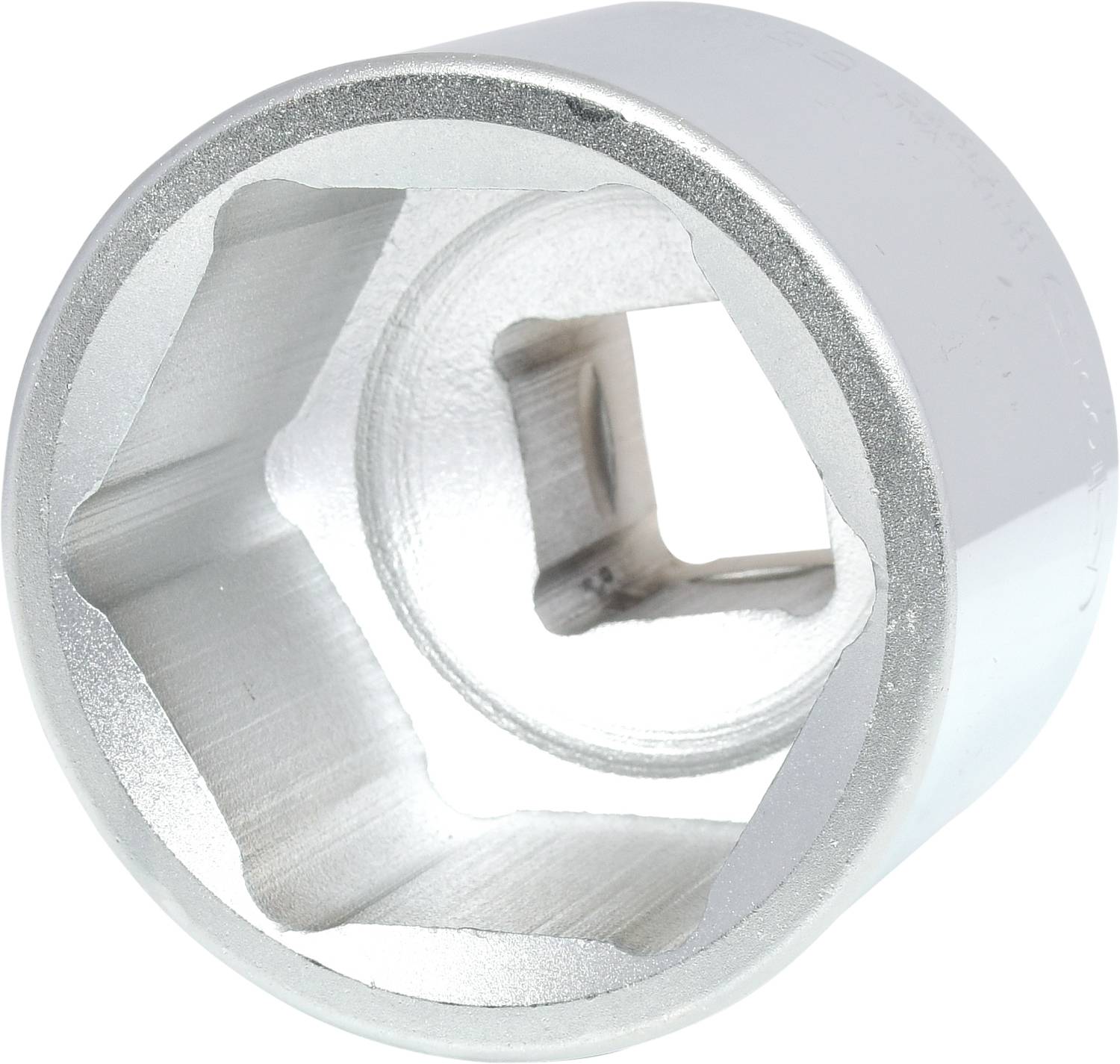 Chromfarbene Stecknuss mit sechseckigem Innenprofil und quadratischer Aufnahme für Werkzeugeinsatz.