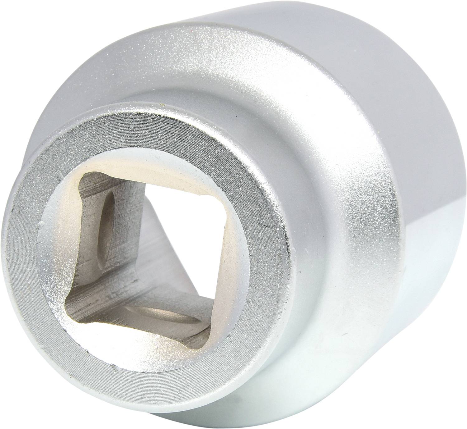 Ein silbernes Metallwerkzeug mit einer quadratischen Öffnung, vermutlich ein spezieller Steckschlüsselaufsatz, auf weißem Hintergrund.