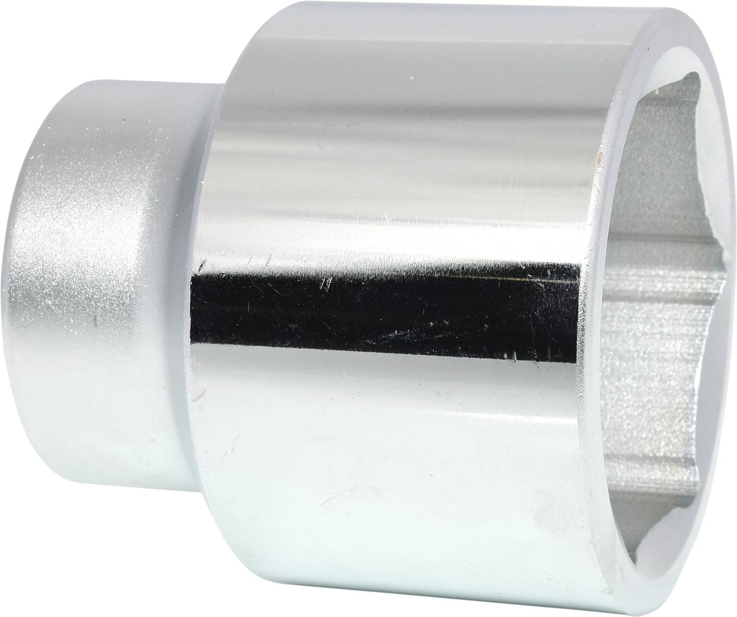 Ein silberner Steckschlüsselaufsatz in zylindrischer Form aus Metall.