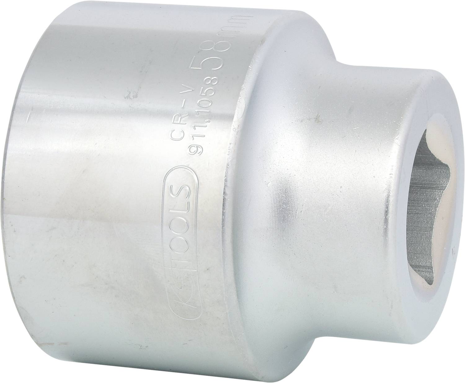 Ein silberner Steckschlüsselaufsatz, 58 mm, aus Chrom-Vanadium. Geeignet für das Anziehen von großen Muttern und Bolzen.