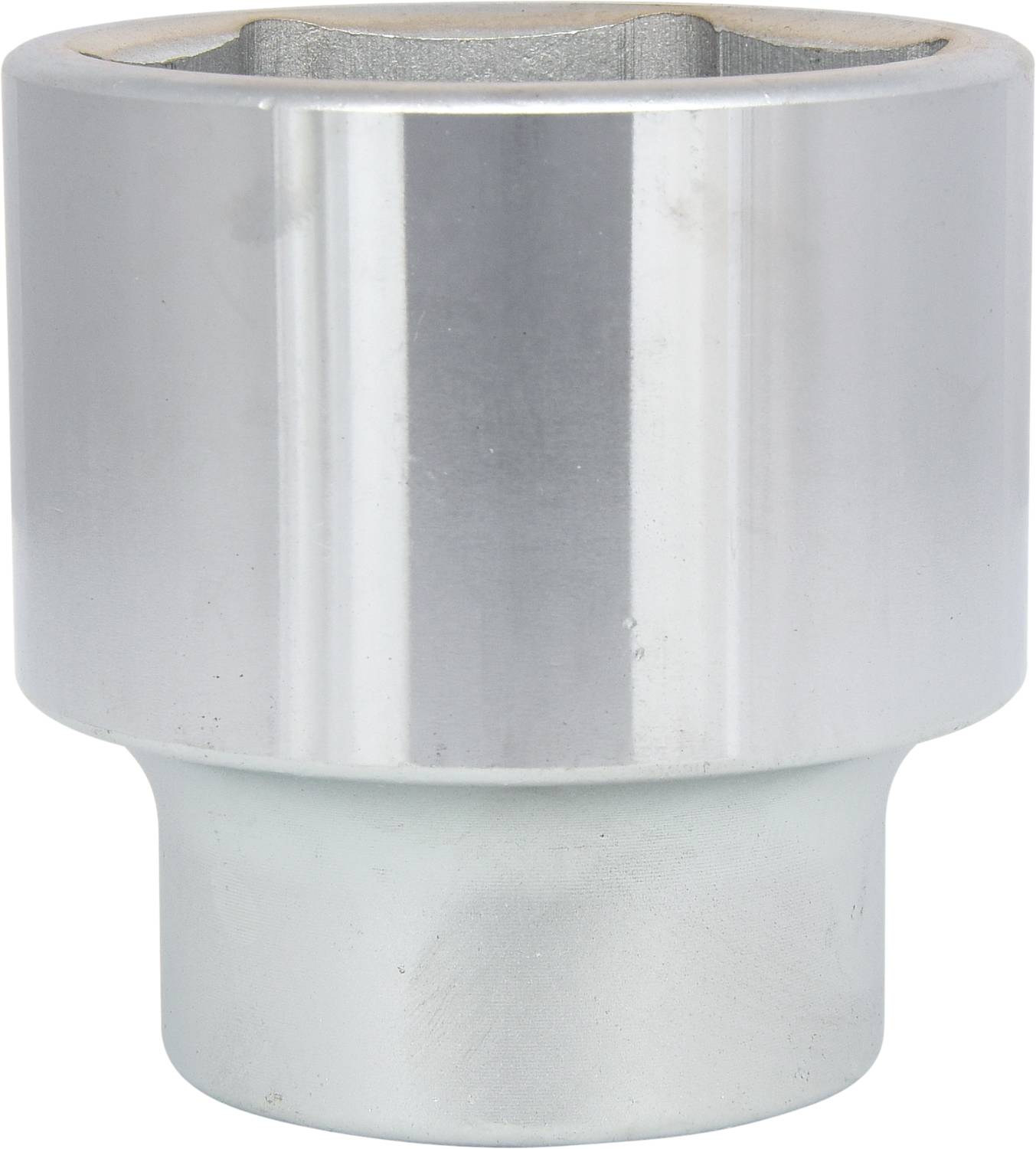 Eine silberne Metallhülse mit zylindrischer Form und einer breiten Öffnung oben.