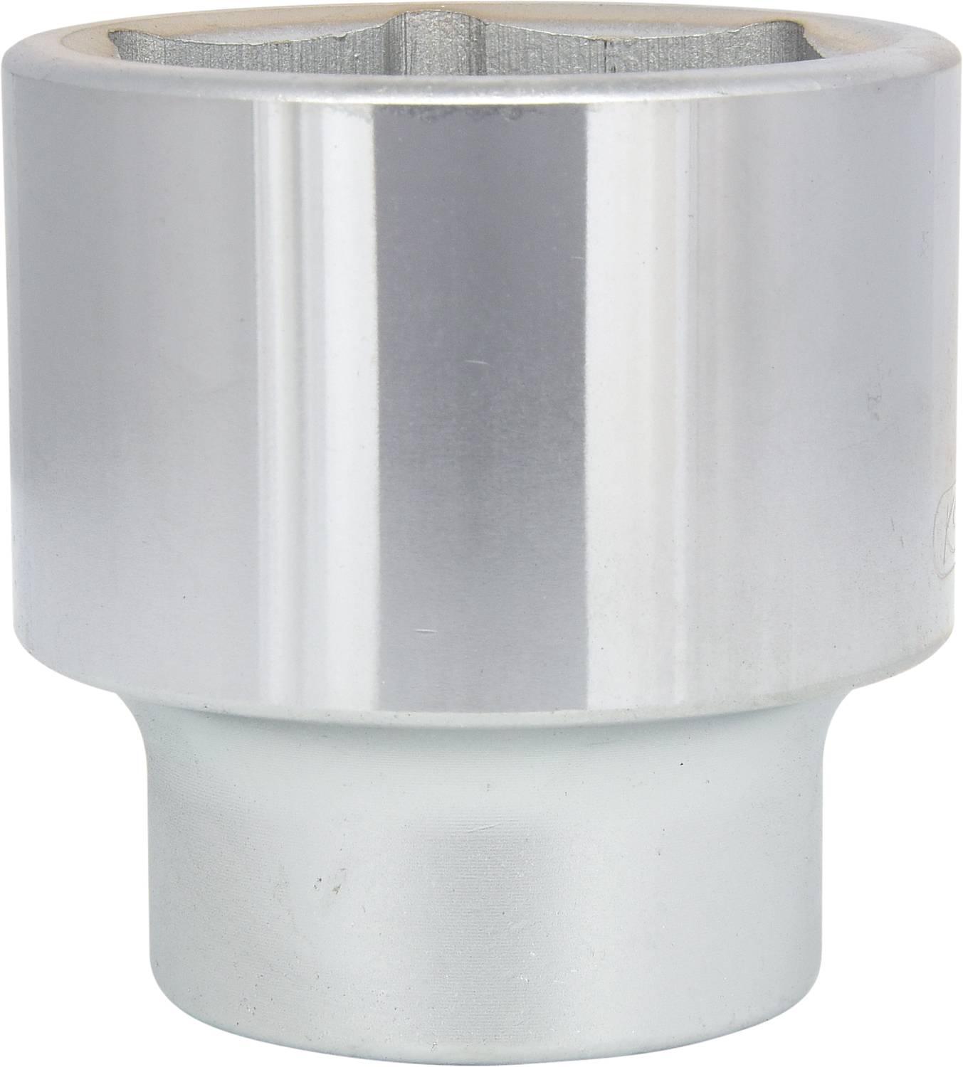 Eine silberne Stecknuss aus Metall mit einer sechseckigen Öffnung oben. Verwendet zum Befestigen und Lösen von Schrauben und Muttern.