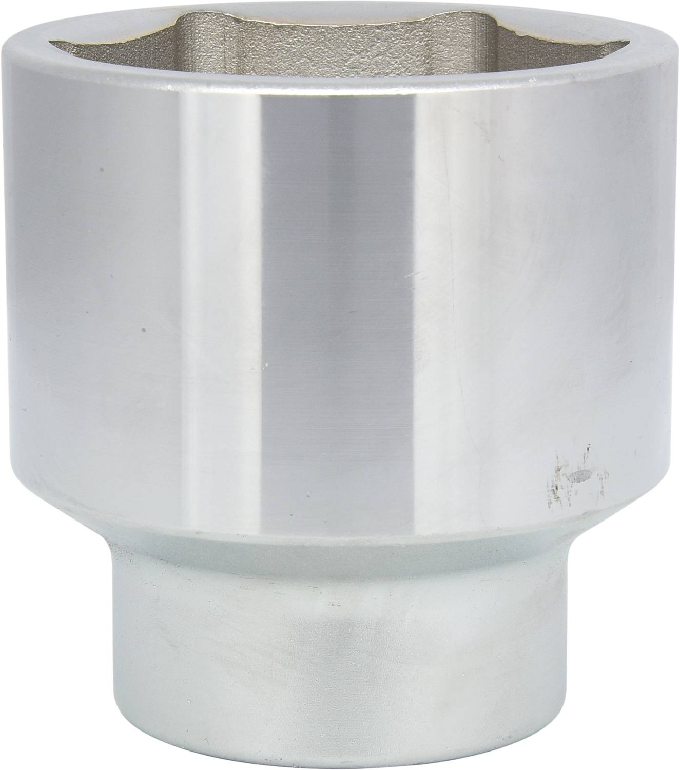 Eine silberne Stecknuss mit sechskantiger Öffnung, möglicherweise für einen Werkzeugschlüssel, auf weißem Hintergrund.