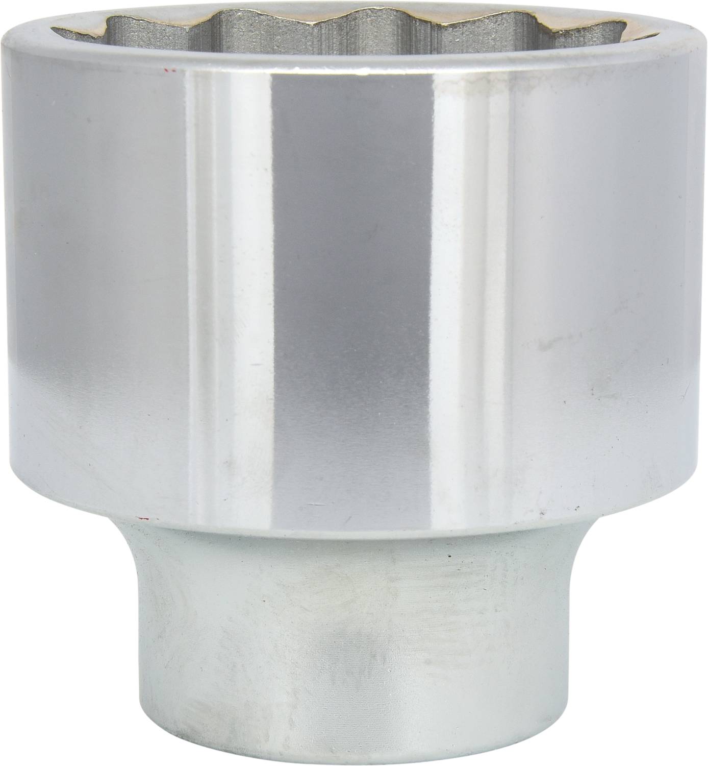 Eine silberne Stecknuss mit glatter Oberfläche und gezacktem Innenrand. Sie dient zum Anziehen oder Lösen von Schraubenmuttern.