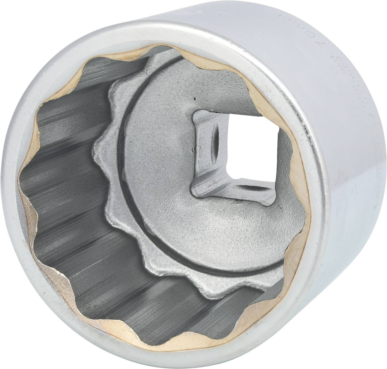 Ein rundes silbernes Werkzeugteil mit gezahnter Innenfläche und quadratischer Öffnung in der Mitte, vermutlich ein Steckschlüssel.