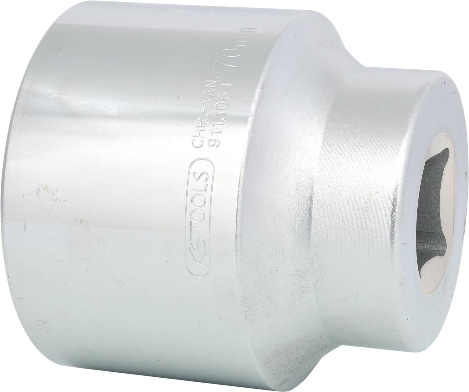 Ein silberner Steckschlüsseleinsatz, 70 mm groß, glänzende Oberfläche. Wird für größere Schrauben und Muttern in der Mechanik verwendet.