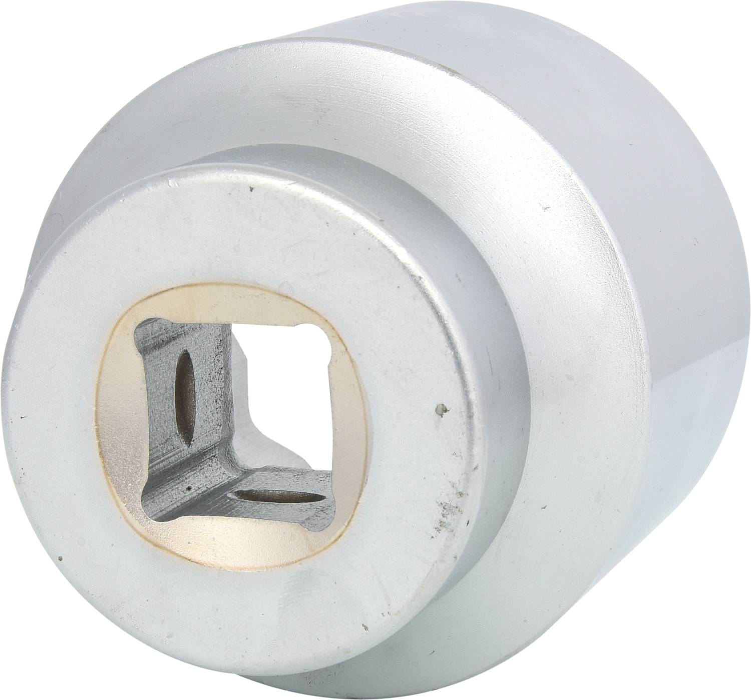 Ein silberner, metallener Adapter mit quadratischer Öffnung, möglicherweise für die Verbindung von Werkzeugen mit Maschinen.