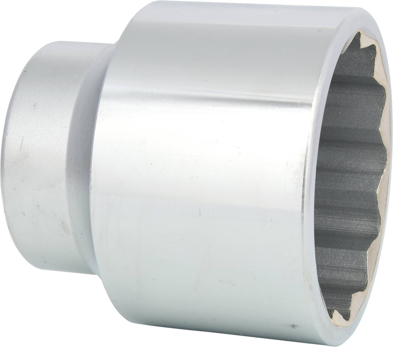 Ein silberner Metalladapter mit zylindrischer Form und inneren Verzahnungen, zur Verbindung mechanischer Teile genutzt.