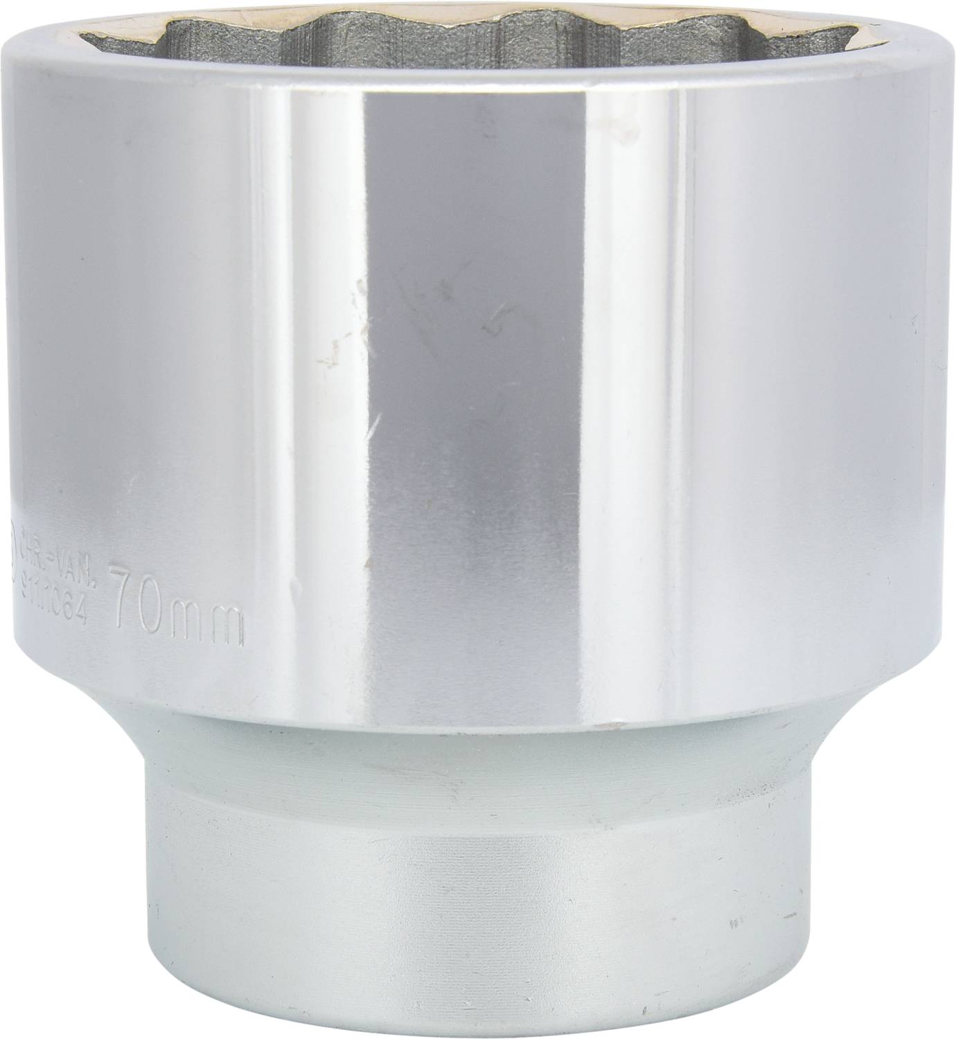 Eine silberne Stecknuss mit 70 mm Durchmesser, glänzende Oberfläche, leicht abgerundete Ecken, für technische Anwendungen geeignet.