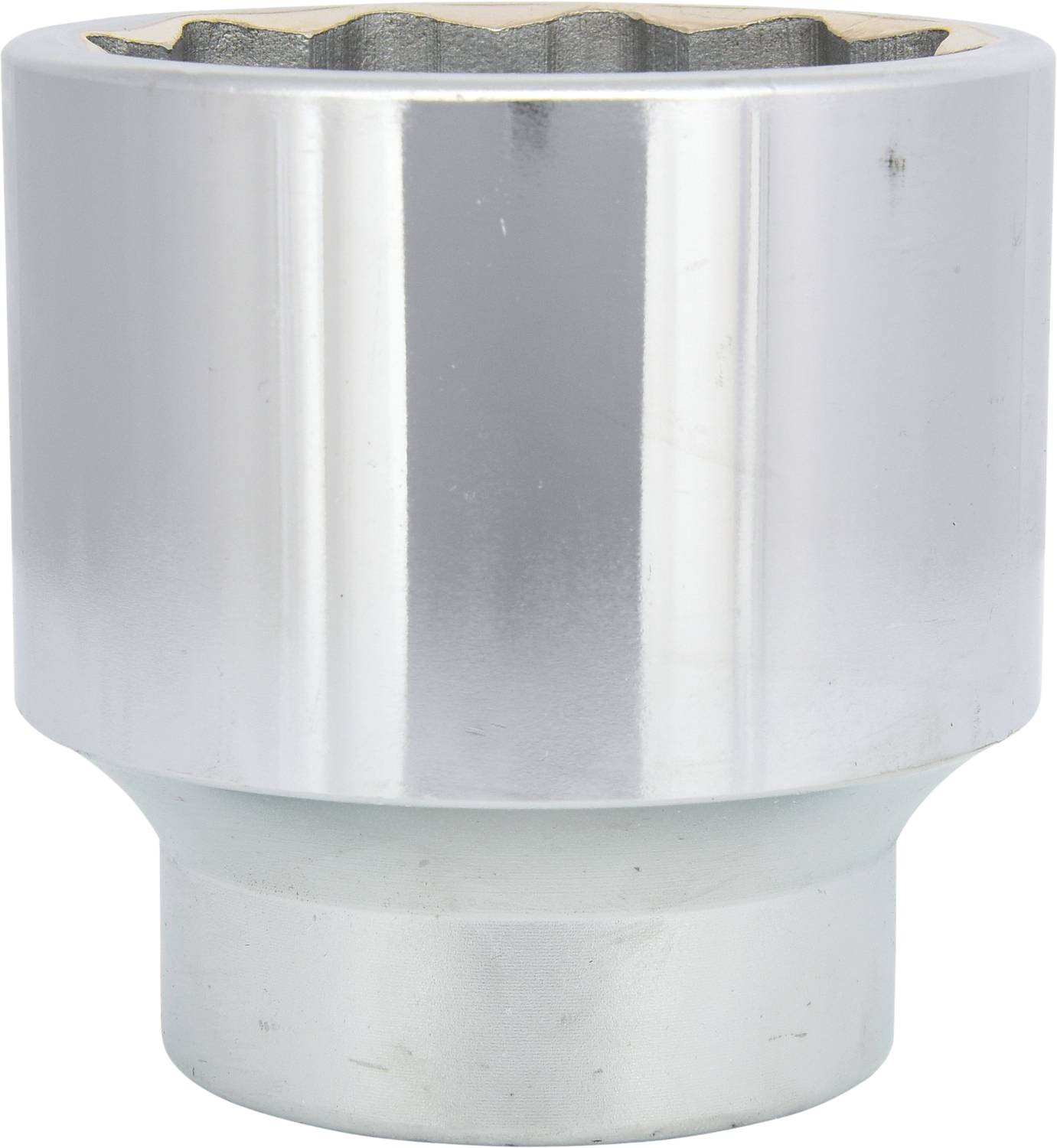 Silberne Stecknuss mit runder Öffnung, die für Schraubarbeiten verwendet wird. Glänzende Oberfläche, zeigt leichte Gebrauchsspuren.