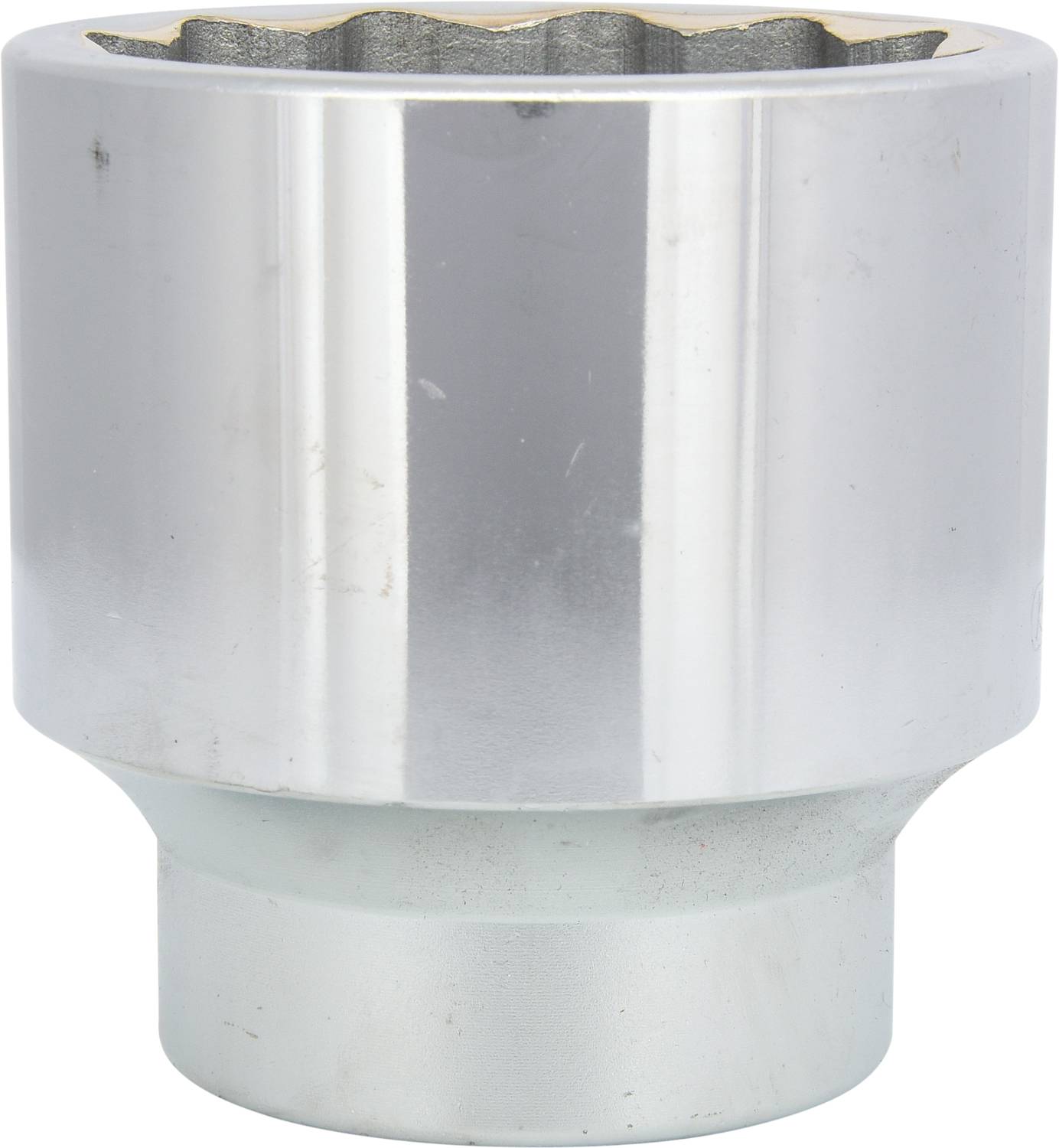 Eine silberne Stecknuss mit sechseckiger Innenseite, konisch zulaufend, vor einem weißen Hintergrund.