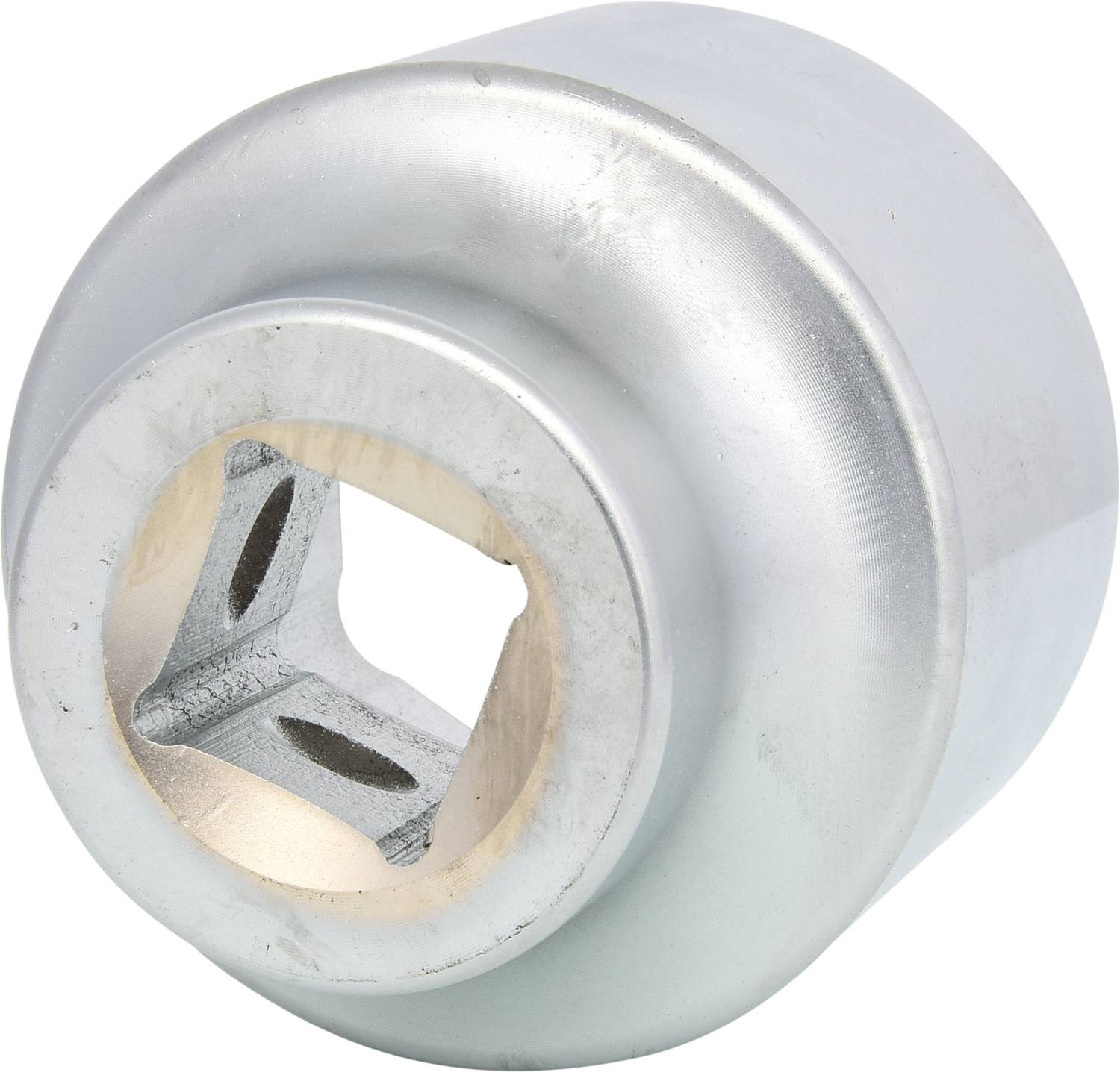 Ein silberner Ölfilter Schlüssel Adapter, rund mit quadratischer Öffnung, zum Lösen von schwer zugänglichen Filtergehäusen.