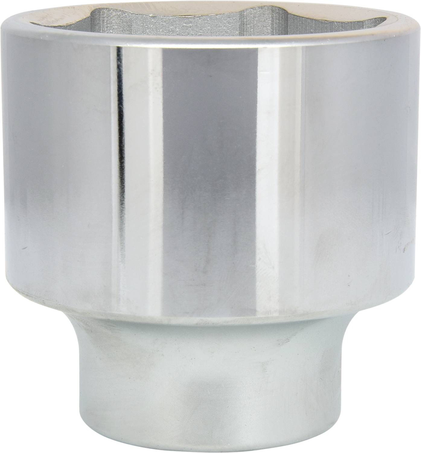 Metallische Schraubnuss mit glänzender Oberfläche, zylindrische Form, verwendet für Autoreparaturen oder mechanische Arbeiten.