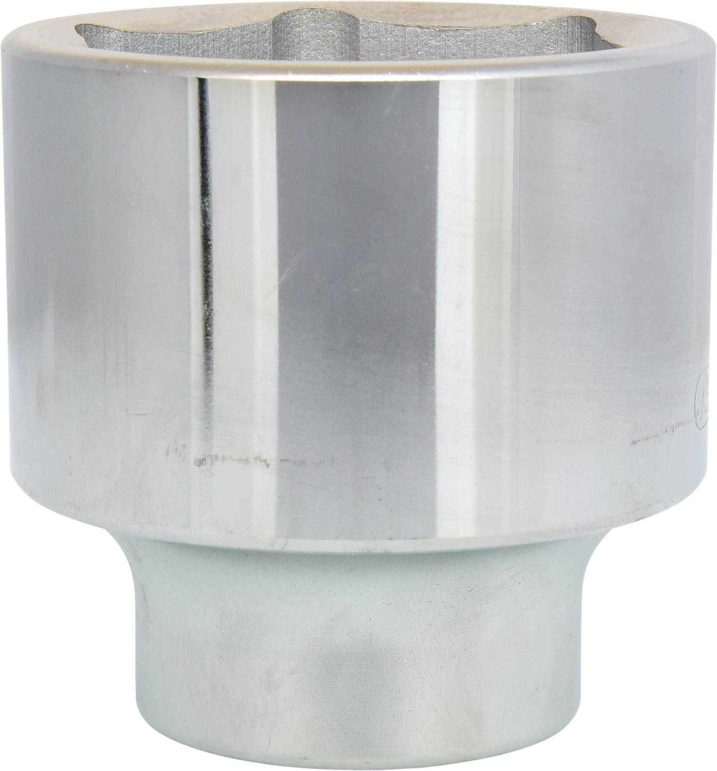 Metall-Steckschlüsseladapter mit zylindrischer, glänzender Oberfläche und rechteckigem Innenprofil für Werkzeugeinsatz.