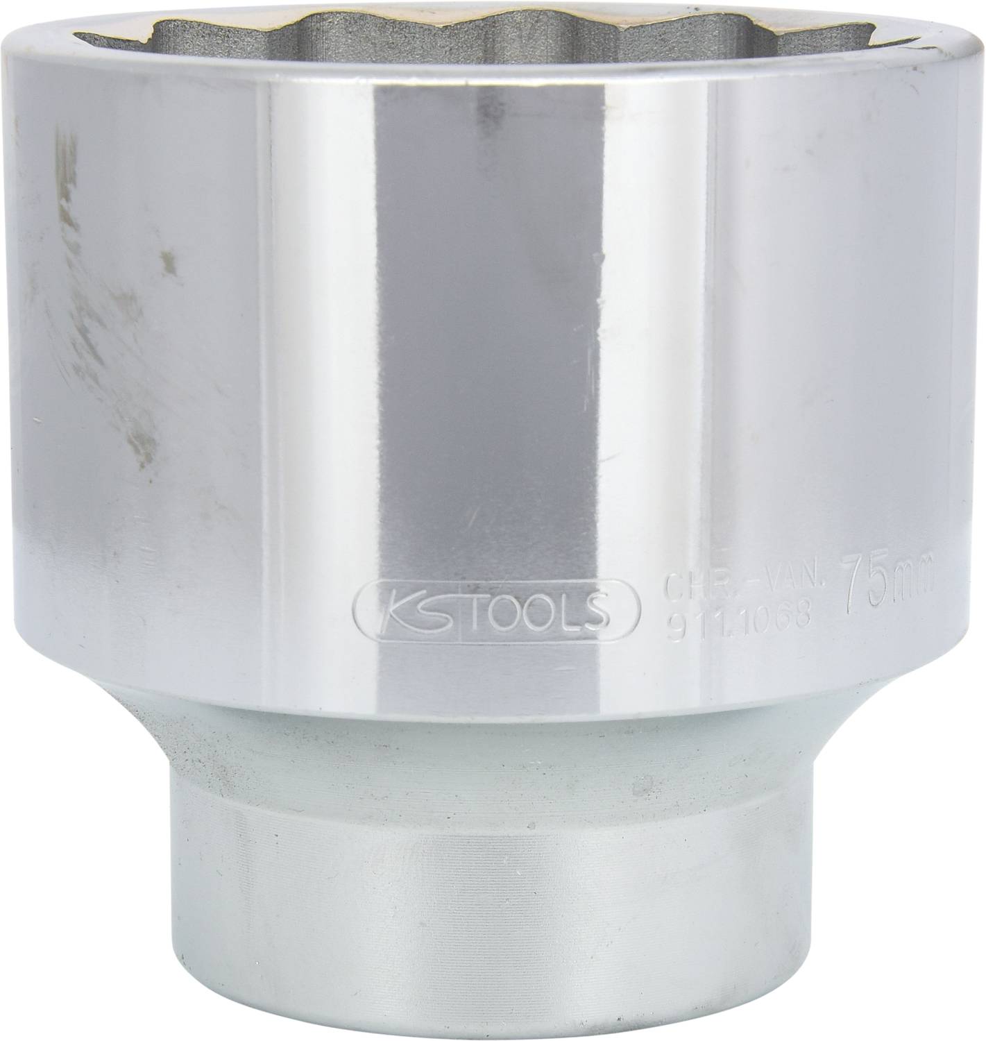 Großer silberner Steckschlüsselaufsatz mit der Aufschrift 'KS Tools'. Verwendet zum Festziehen oder Lösen von Schrauben und Muttern.