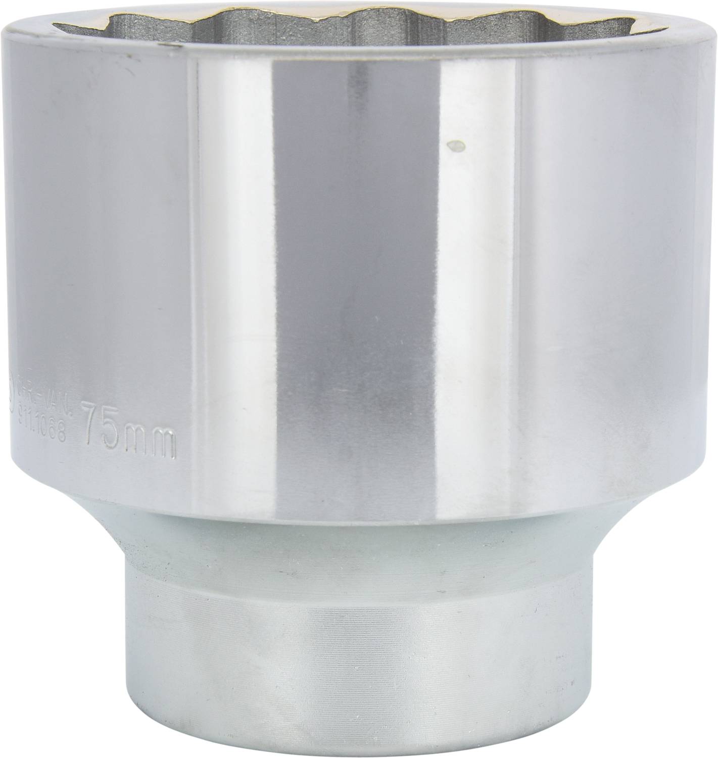 Eine glänzende Metallschraubkappe mit einer geriffelten Öffnung oben, vermutlich ein Werkzeugaufsatz.