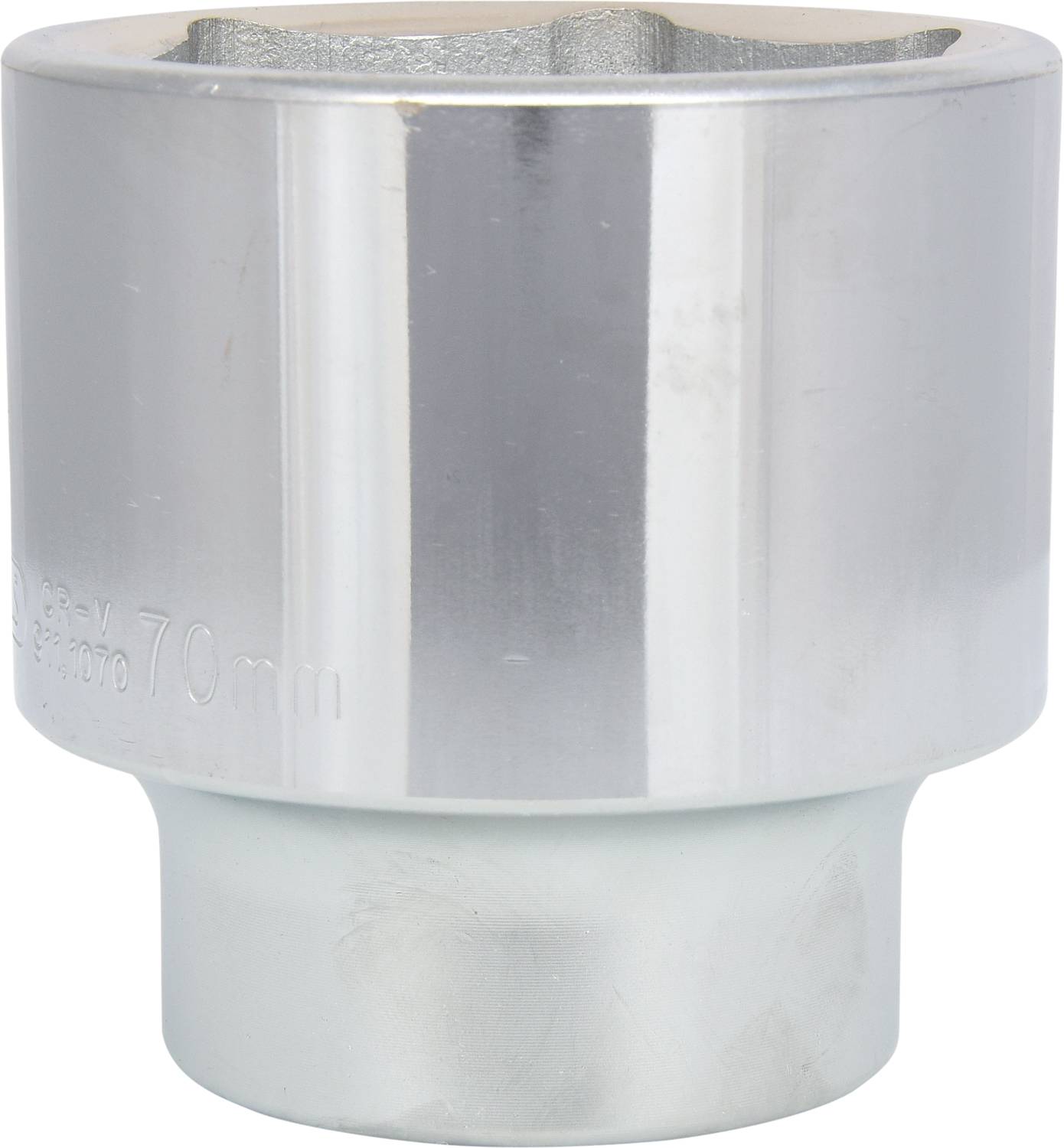 Silberne Steckschlüsseleinsatz aus Metall, zylindrische Form, geeignet für die Aufnahme eines Schraubenschlüssels, glatt glänzende Oberfläche.