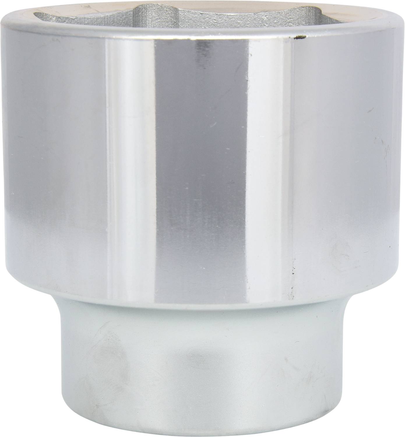 Ein silberner Steckschlüsselaufsatz, der für die Anwendung bei Muttern oder Schrauben verwendet wird.